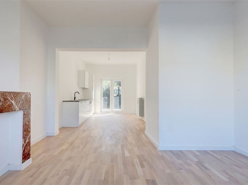 Dit instapklare gelijkvloers appartement staat te koop in de Dennenlaan in Wilrijk. Op wandelafstand vinden we het centrum van Wilrijk, Park Den Brand