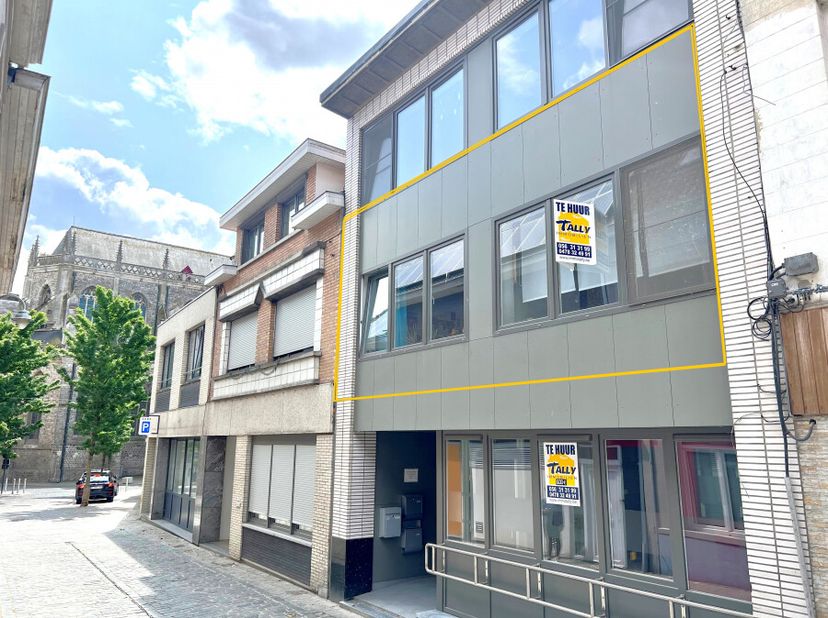 Appartement gelegen op de 1ste verdieping met inkom, living, keuken, badkamer, 2 slaapkamers, wasberging en een kelder. Bijkomende syndic kosten: 15 e
