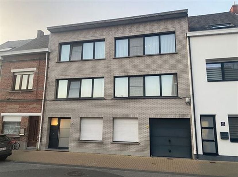 RUIM EN GOED ONERHOUDEN APPARTEMENT 116M² MET 3 SLAAPKAMERS.&lt;br /&gt;
 2de verdieping - ligging nabij centrum met vlotte bereikbaarheid via A12, N16, N17