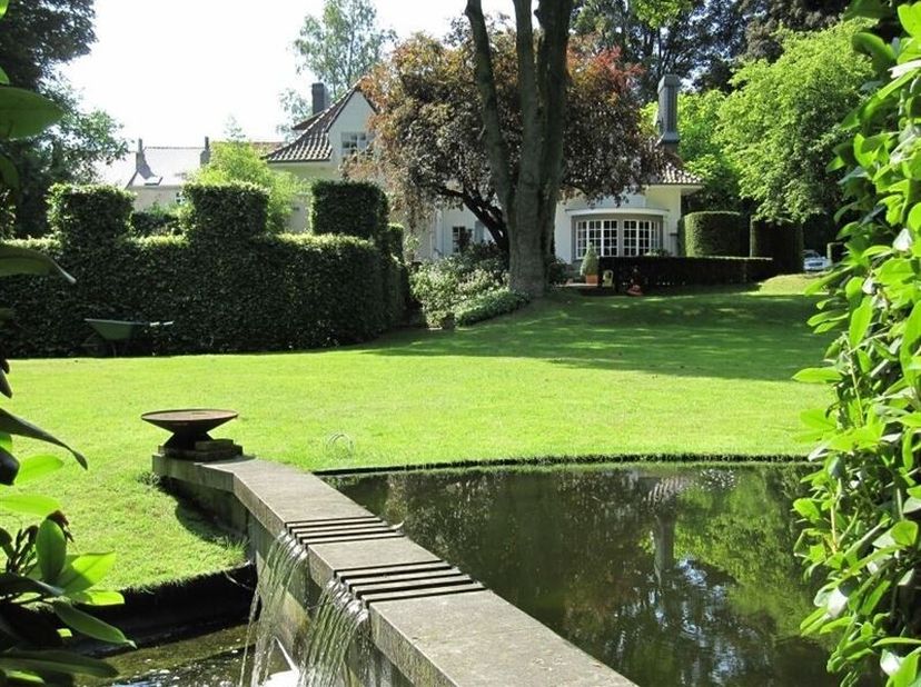 Beschrijving: Gelegen op een steenworp afstand van het Ter Kamerenbos en de Europese school. Prachtige villa van +/-400m2 in een oase van rust met een