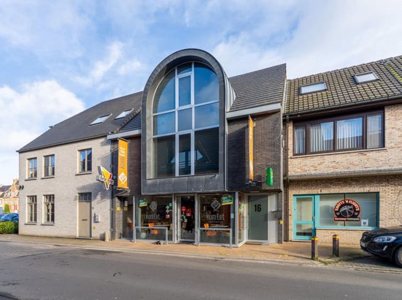 Cette maison commerciale se compose d&#039;une friterie au rez-de-chaussée et d&#039;un appartement en duplex de trois chambres à coucher. La maison est idéalem