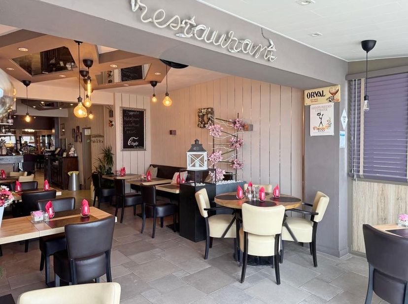 Immeuble commercial avec près de 200 m² d&#039;espace commercial et un grand sous-sol.&lt;br /&gt;
Il a été exploité sous le nom de « Restaurant St. James » pend