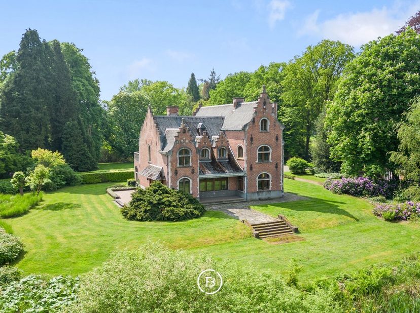 Verscholen in een weelderig groen bosrijk gebied ligt het betoverende domein Diepevoort, omringd door uitgestrekte weilanden, bereikbaar via een afgel