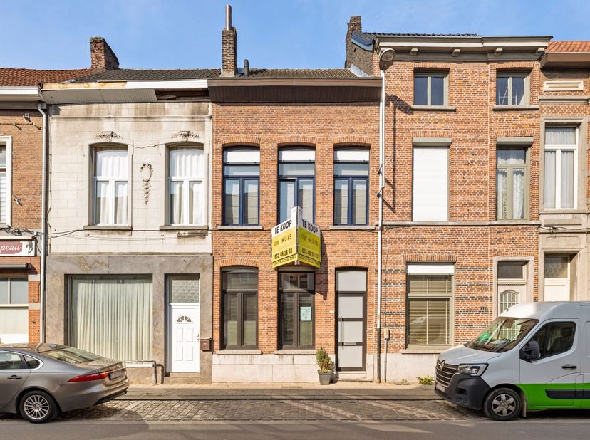 Stap binnen in dit prachtig herenhuis waar authenticiteit en gezelligheid hand in hand gaan. Meteen bij het binnenkomen voel je het: dit is een plek o