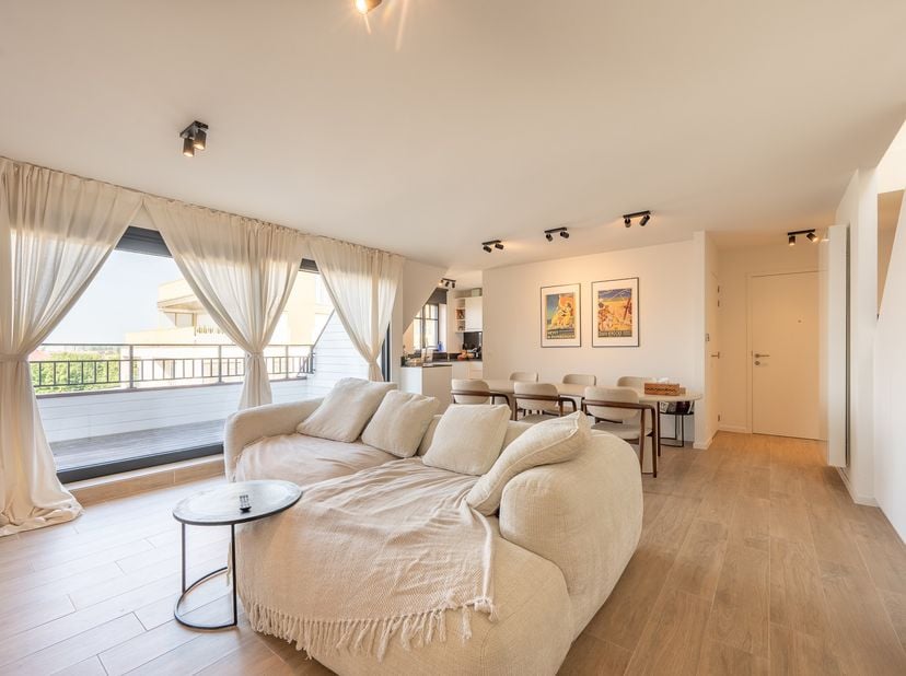 Cet appartement duplex neuf est situé à proximité de la gare et dans le centre animé de Knokke.  &lt;br /&gt;
L&#039;appartement est composé d&#039;un hall d&#039;entrée a