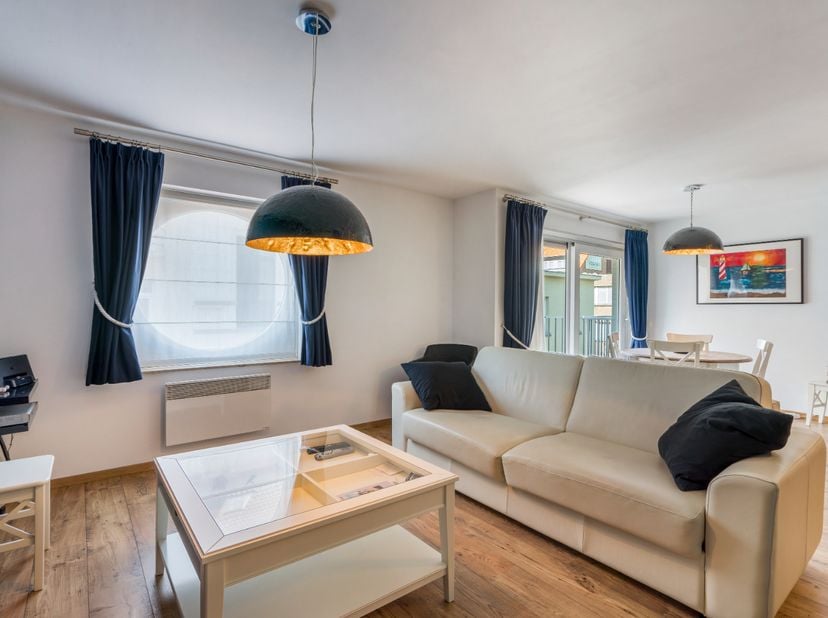 Dit instapklare appartement biedt een ruime en lichtrijke leefruimte met een open keuken, wat zorgt voor een aangename en moderne woonervaring. De kwa