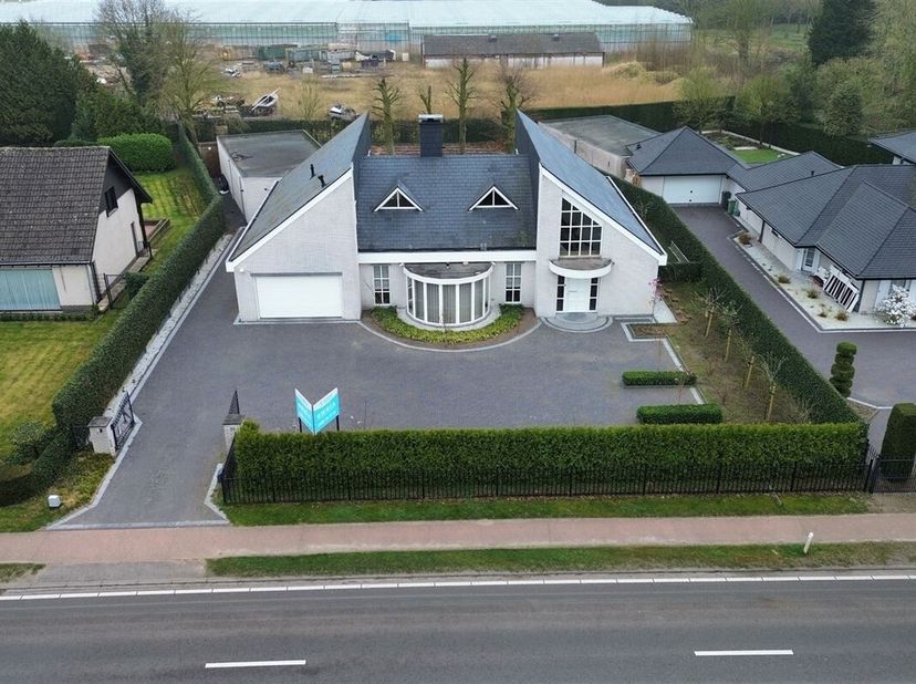 Deze prachtig gerenoveerde woning combineert hedendaags wooncomfort met een royale bewoonbare opp. van 465 m² en een groot perceel van 1.483 m². Dankz