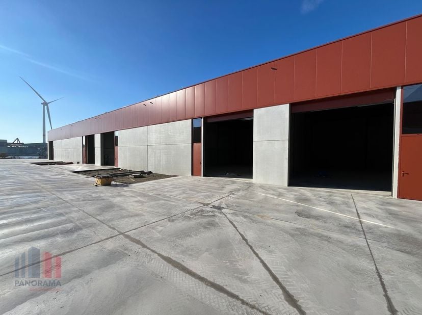 Gloednieuwe KMO-unit met een oppervlakte van 223 m² te koop. Fantastisch gelegen op amper 2 km van de R4 met een vlotte verbinding naar de Brugsevaart