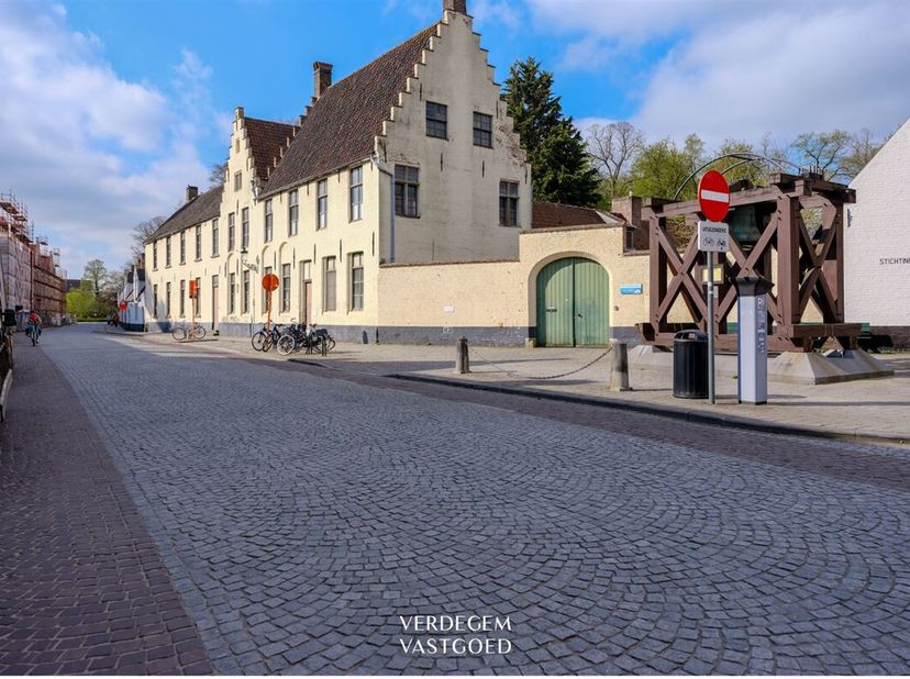 Ligging&lt;br /&gt;
Stap binnen in een stukje Brugse geschiedenis, op een uitzonderlijke locatie op wandelafstand van &#039;t Zand, het station, de Brugse Vesten