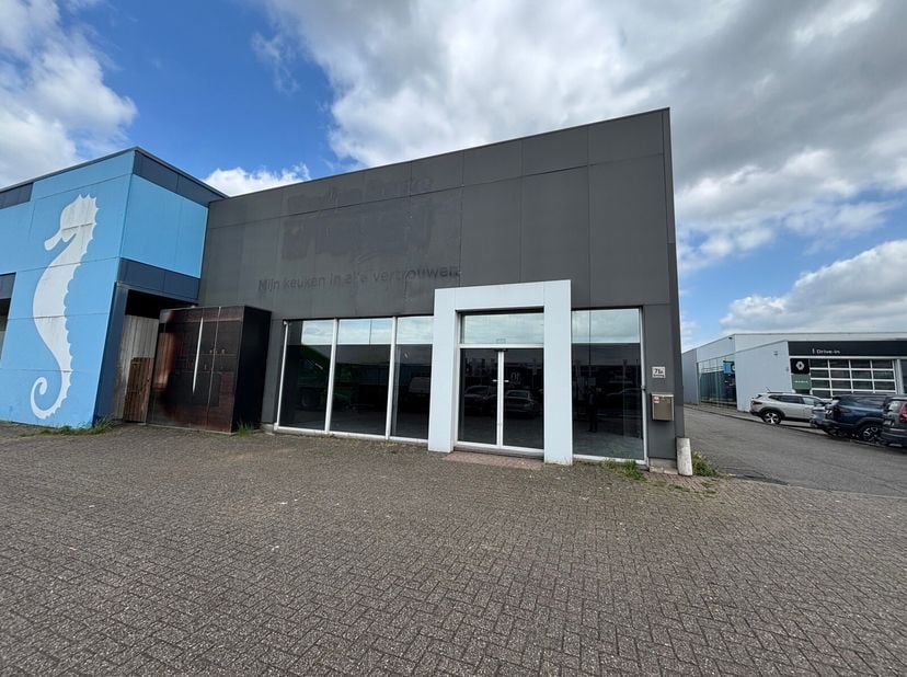 Il s&#039;agit d&#039;une propriété commerciale à côté de l&#039;ex-Van Marcke avec une superficie d&#039;environ 500 m2 dans un emplacement AAA sur l&#039;A12.Parking devant