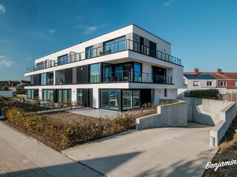 - Appartement spacieux (&amp;gt;100 m²) au rez-de-chaussée&lt;br /&gt;
- Jardin ensoleillé avec deux terrasses (orientées nord et sud)&lt;br /&gt;
- Prêt à emménager&lt;