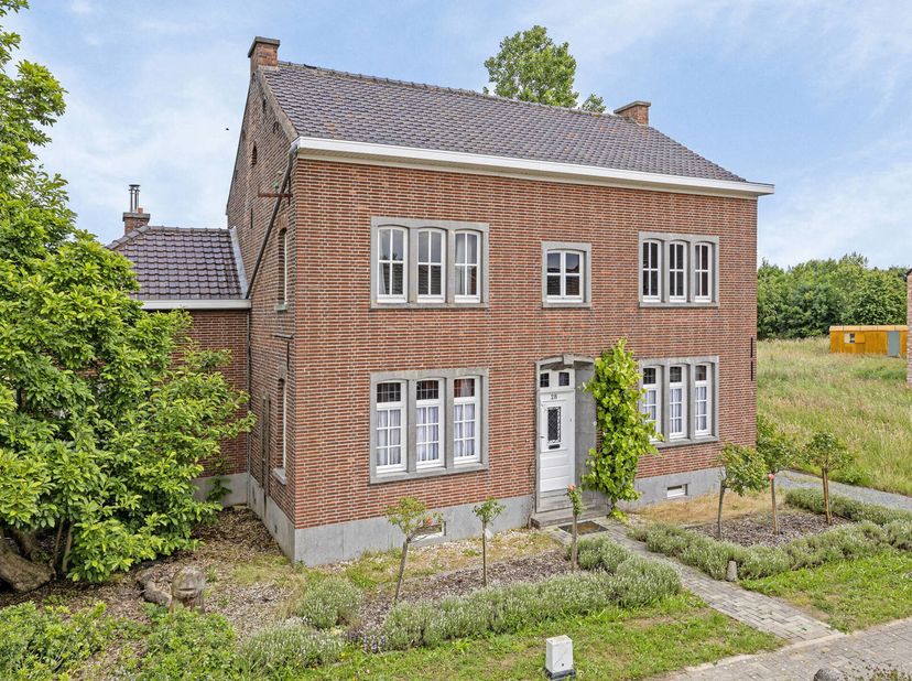 BEZOEKDAG Vrijdag 25 APRIL 2025 vanaf 16 uur.&lt;br /&gt;
Richtprijs 349.000 euro.&lt;br /&gt;
Deze charmante woning aan de Groenstraat 28 in Budingen biedt een p