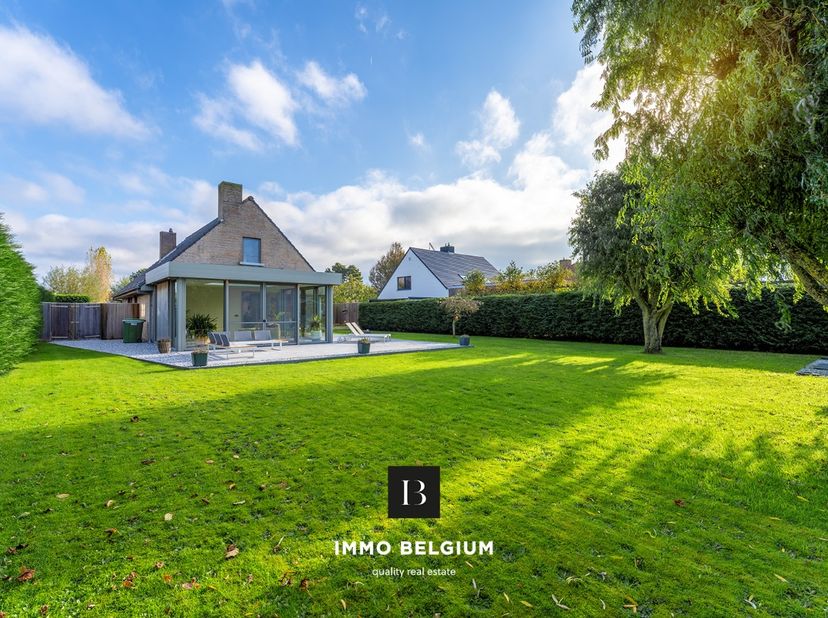 In een rustige, residentiële wijk van het charmante De Haan, op wandelafstand van het centrum, bevindt zich deze prachtig gerenoveerde villa. Dit unie