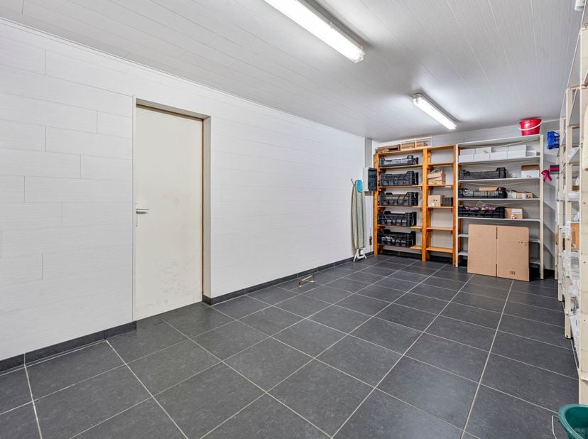 Commercieel pand met woonst te koop in Menen!&lt;br /&gt;
Op een drukke en goed zichtbare hoeklocatie vind je deze recent vernieuwde handelszaak, perfect al