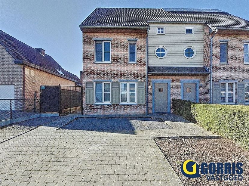 In een rustige, verkeersluwe straat in het centrum van Hulshout bevindt zich deze halfopen woning, perfect voor jonge gezinnen die op zoek zijn naar e