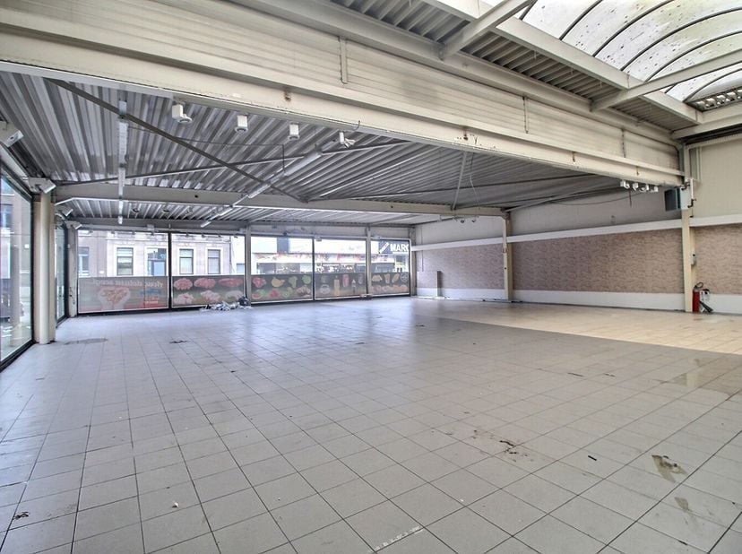 Superbe surface commerciale de 850m² à louer - Rue de Mons 36, 6030 Marchienne-au-Pont&lt;br /&gt;
Située sur une artère principale de Marchienne-au-Pont, c
