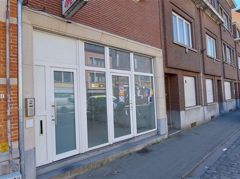 Deze handelsruimte bevindt op het gelijkvloers van een studentenwoning, centraal gelegen vlak bij de Tiensepoort en beschikt over een eigen inkomdeur