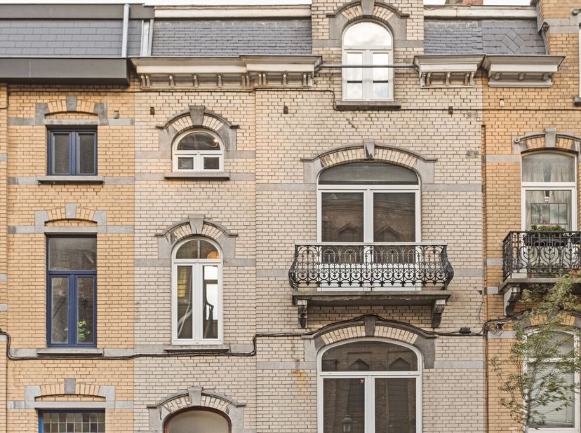 Het herenhuis is gelegen te Huart Hamoirlaan 162, Schaarbeek.&lt;br /&gt;
Met een unieke gevel en grote ruimtes is dit ideaal als woning of praktijk voor vr