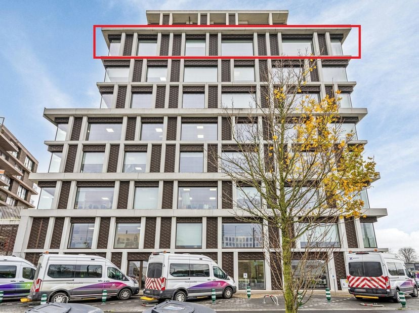 Bureau (659 m²) à louer au 7ème étage, directement à la gare de Bruges. Les quais, les arrêts de bus et le centre-ville sont parfaitement accessibles