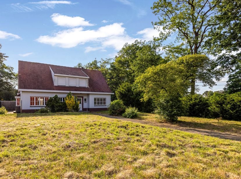 Deze ruime woning van circa 241 m² groot op een perceel van 1000 m², is zeer gunstig gelegen nabij alle verbindingswegen naar de omliggende gemeenten