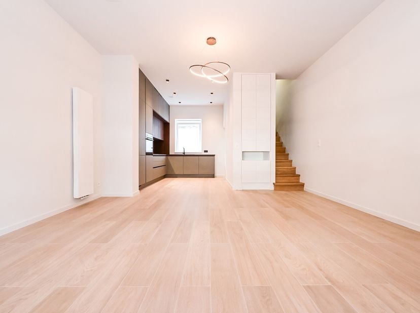 À deux pas du parc Ouest, idéalement situé près du métro et de toutes les commodités, découvrez cette magnifique maison entièrement rénovée avec des m
