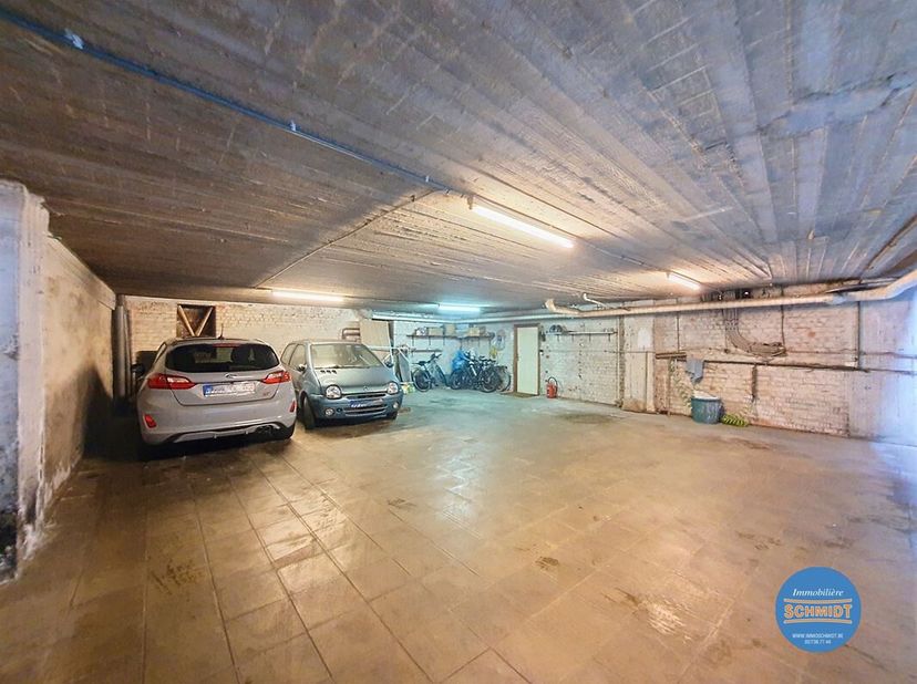 IMMOSCHMIDT (Réf. 19318) - 1030 - SCHAERBEEK  - LIBRE IMMEDIATEMENT : emplacement de parking intérieur au sous-sol d&#039;un immeuble. Belle opportunité, e