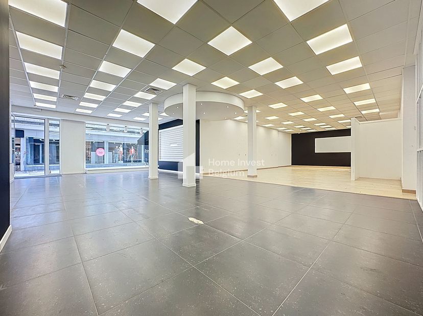 Au cœur de la zone piétonne, entre la Rue de l&#039;Ange et la Place d&#039;Armes, beau local commercial d’environ 140 m² avec espace de stockage.&lt;br /&gt;
&lt;br /&gt;