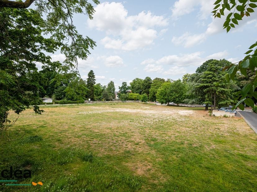 Unieke groen-georiënteerde projectzone voor meergezinswoningen aan het Heldenpark in Eeklo, waarbij de projectzone (met een maximum van 2.101 m² bebou