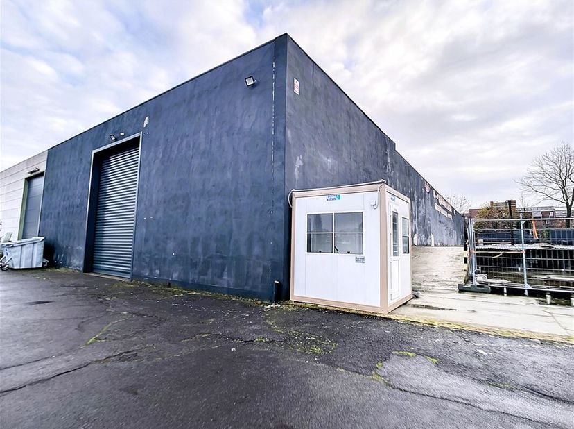 Découvrez cet entrepôt spacieux de 669 m² idéalement situé à Mouscron, offrant une opportunité rare sur le marché. &lt;br /&gt;
Ce bien se distingue par ses