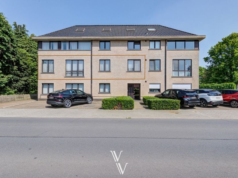 Dit ruim en lichtrijk appartement is vlakbij het centrum, doch rustig gelegen. &lt;br /&gt;
We betreden het appartement via een apart inkomhal, die toegang