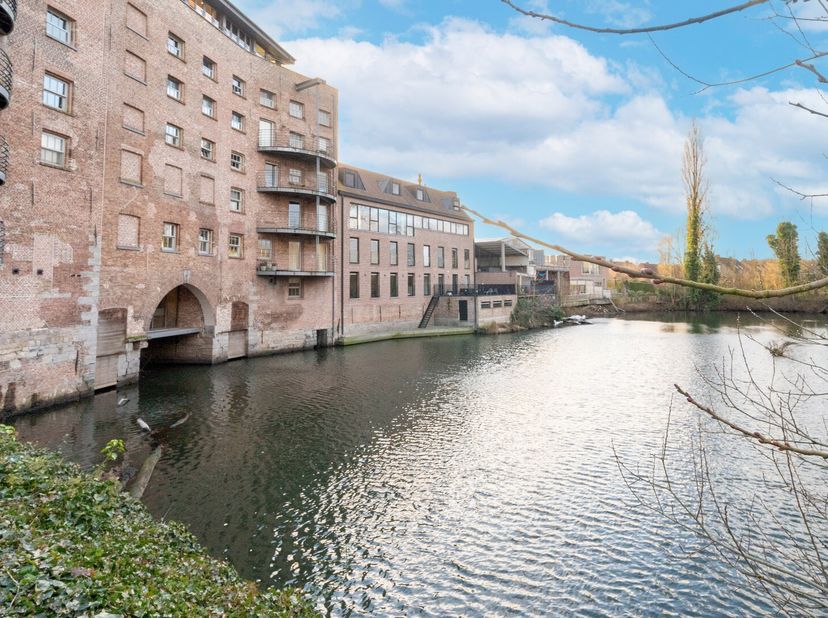 Bent u op zoek naar een unieke en rustige woonervaring? Dan is deze exclusieve loft op het &#039;Moleneiland&#039; iets voor u! Gelegen tussen de historische ou