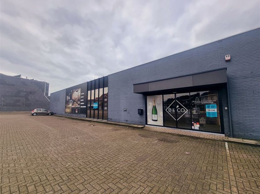 Ontdek deze ruime en moderne handelsruimte langs de Brugsesteenweg in Kortrijk, met een bruikbare oppervlakte van 840m² en gelegen op een perceel van