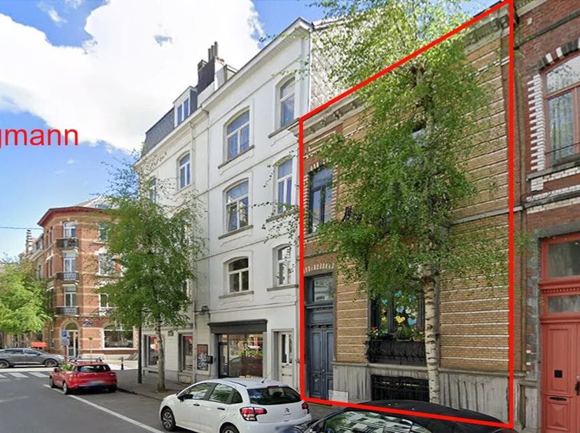 À proximité de la place Brugmann et de lavenue Molière, cette maison bruxelloise denviron 235 m² propose cinq chambres et plusieurs espaces extérieurs