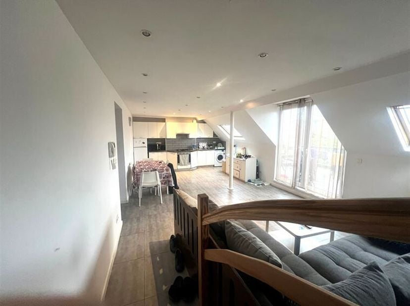 Saint-Josse: Rue de la Ferme: Quartier Place Madou, Situé au 3ème étage d&#039;une copropriété avec très peu de charges, Mejama real estate vous propose ce