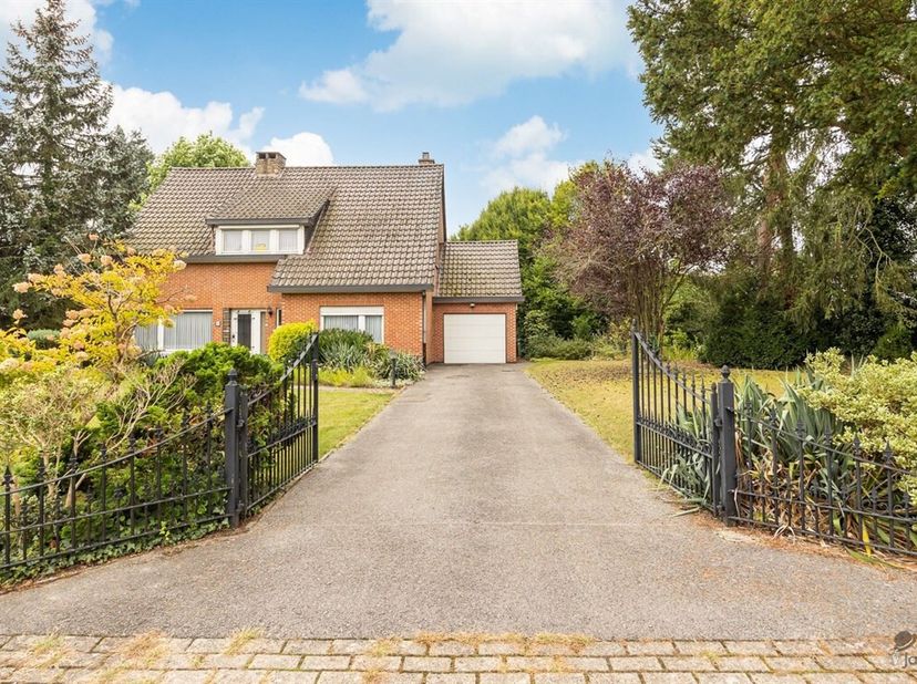 Charmente, characterful spacious house, 5 bedrooms, garage with spacious enclosed garden at Tremelo Si vous êtes à la recherche d&#039;une maison spacieuse
