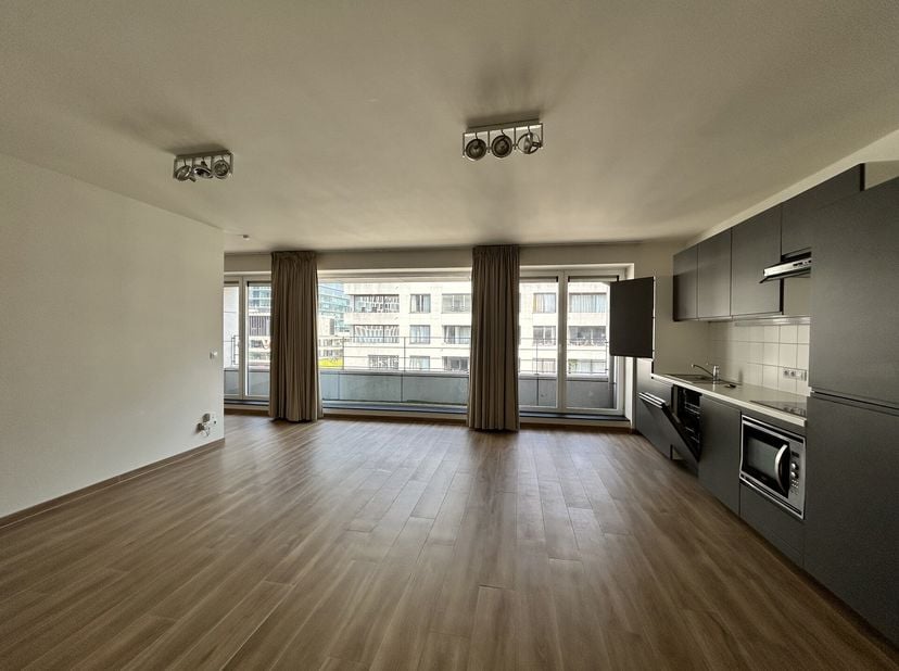 BRUXELLES - au cur de la ville historique, proche de la place de Brouckère et de la Grand Place. Ce lumineux APPARTEMENT (2ch/1br/1sdd/1sdb) situé au