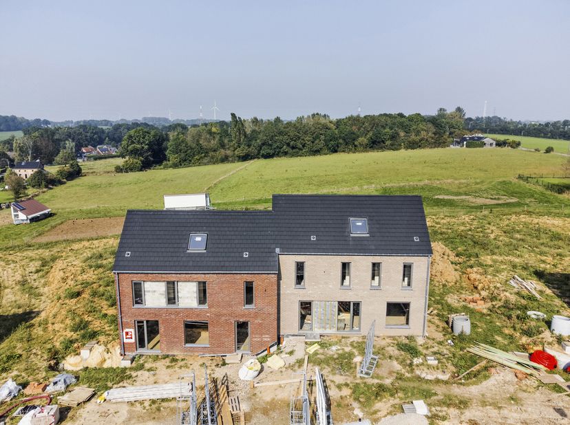 VEDRIN - In een nieuwe, rustige wijk dicht bij alle voorzieningen, NIEUWE woning van 175 m² (4bed/1bath/1sdd) met 3 gevels, terras en mooie tuin. Verd