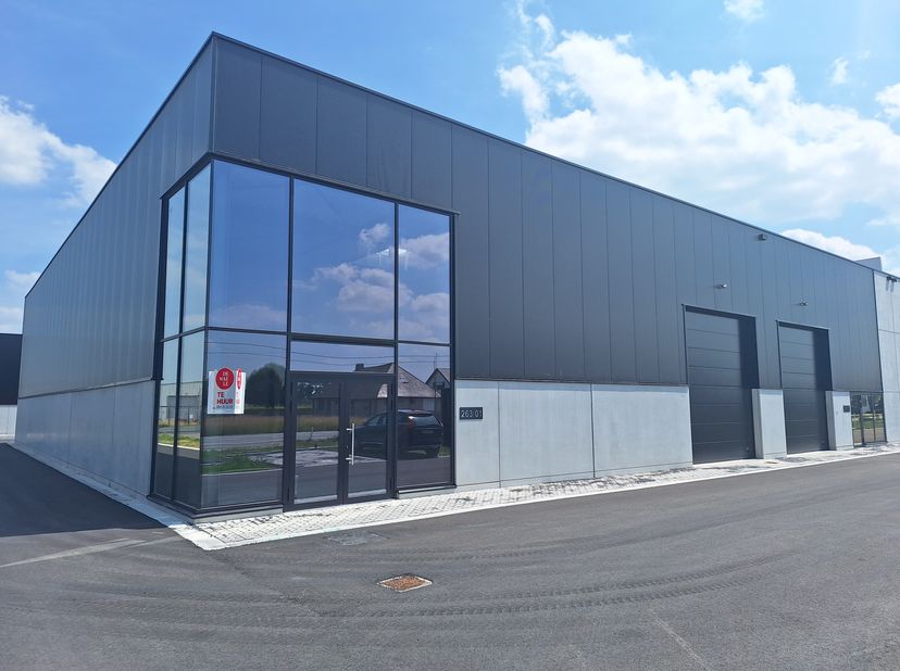 L&#039;unité PME récemment construite a une superficie d&#039;environ 216 m² avec 2 places de parking privées. Grâce à l&#039;emplacement en angle, vous pouvez profi