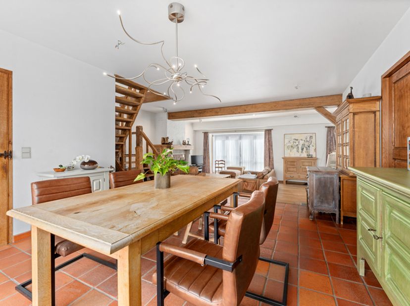 In het centrum, op een supercentrale locatie, vindt u deze smaakvol afgewerkte woning met een polyvalente ruimte op het gelijkvloers. Deze ruimte is i