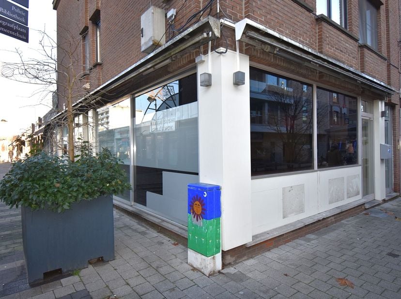 Dit handelspand bevindt zich op de hoek van de Winkelstraat en de Stationsstraat.&lt;br /&gt;
Belangrijke troeven zijn o.a. veel etalageruimte en de mogelij