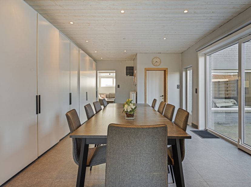 Deze lichtrijke woning biedt een zee aan ruimte voor gezinnen, thuiswerkers of mensen met uitbreidingsplannen. &lt;br /&gt;
Indeling:&lt;br /&gt;
Gelijkvloers:&lt;br