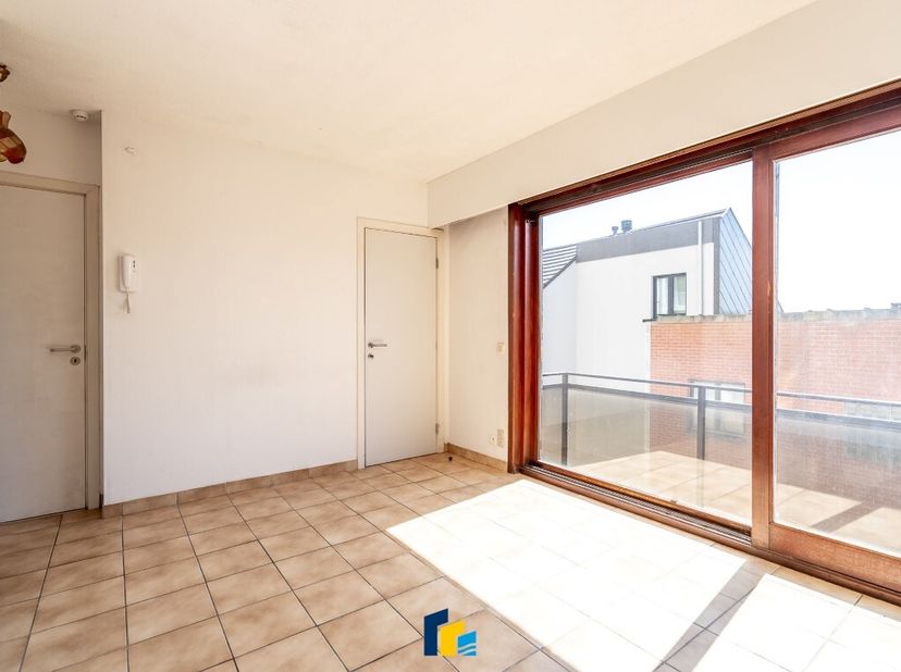 Dit goed ingedeelde 1-slaapkamerappartement op de 7de verdieping van een uitstekend onderhouden residentie uit de jaren &#039;80 biedt de perfecte balans t