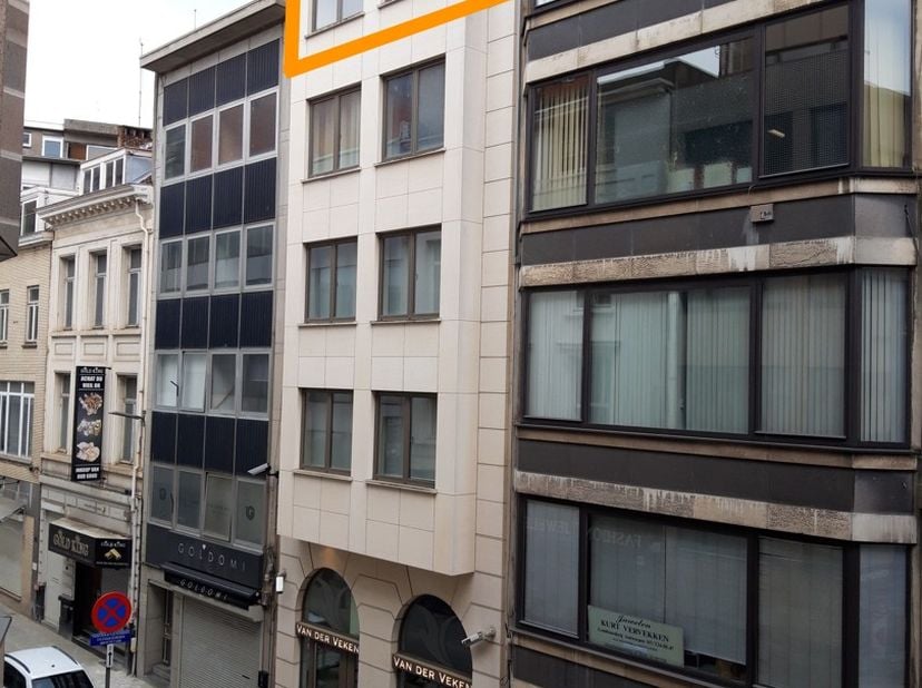 Ces bureaux sont situés au 6ème et en partie au 5ème étage de l’immeuble « Vestingstraat » et sont accessibles par un ascenseur sécurisé. La dispositi