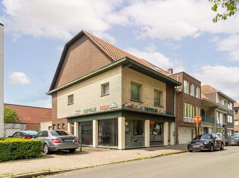 Dit veelzijdige pand in de Jan Breydelstraat 6 biedt een unieke kans voor investeerders of ondernemers. Met een ruim handelspand voor horeca op het ge