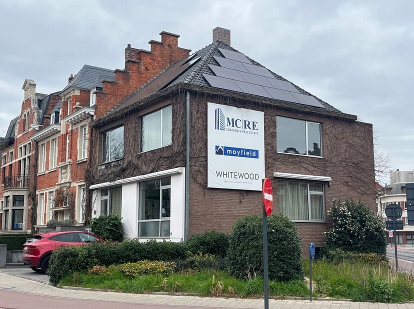 Dit charmante kantoorgebouw is gelegen op de hoek van de Toekomststraat en de Luikersteenweg op 3 min wandelen van Hasselt centrum.  Vlotte verbinding