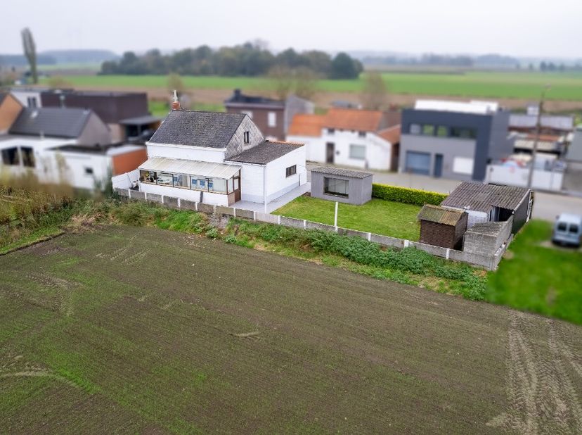 LiggingDeze woning gelegen in de Staakstraat te Assenede, is de perfecte opportuniteit voor wie op zoek is naar een betaalbare te renoveren woning / b
