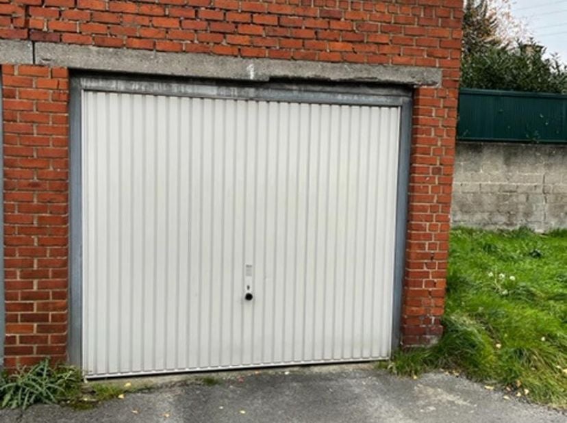 Garage désigné &#039;&#039;G28&#039;&#039; superficie 19 centiares situé à Montignies-sur-Sambre Chaussée de Châtelineau à côté du n°77&lt;br /&gt;
Dans un complexe de garages