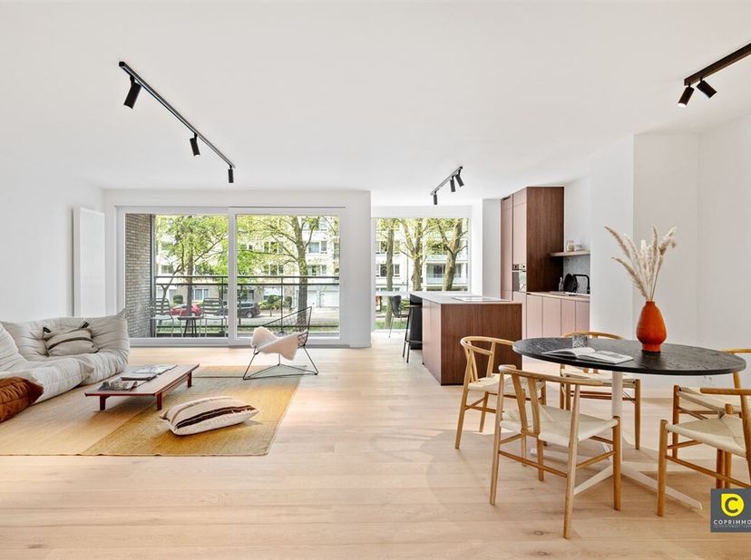 Dit luxueus en stijlvol gerenoveerd pareltje (129m²) bevindt zich op de 1e verdieping van een goed onderhouden gebouw. U geniet een centrale ligging o