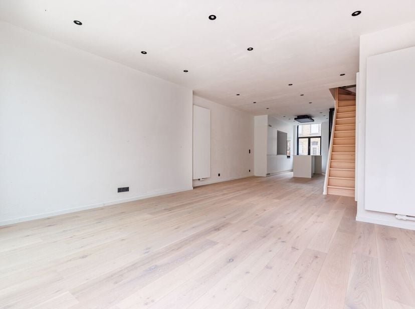 Deze totaal gerenoveerde woning is rustig gelegen op een boogscheut van Brugge centrum, in een straat paralel met de Brugse ring wat zorgt voor een st