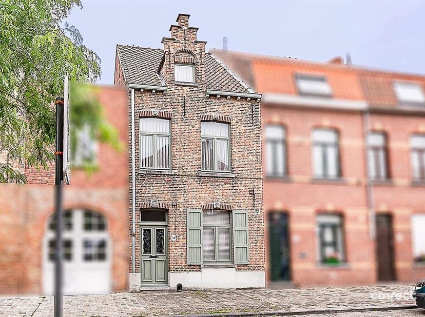 Instapklare, charmante woning met stadstuintje en 3 slaapkamers.&lt;br /&gt;
Bij het zien van deze authentieke gevel en het binnenkomen in deze woning valle